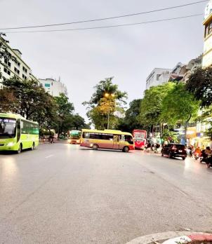 Bán nhà mặt phố Nguyễn Văn Cừ - Long Biên, 4 mặt thoáng, view hồ, 416m2, mặt tiền rộng, 120 tỷ