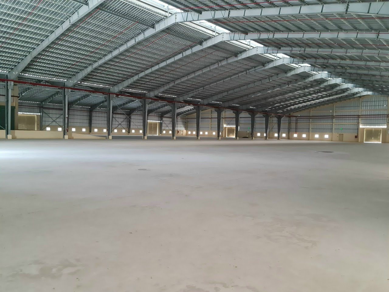 CHO THUÊ XƯỞNG 3200M2 TRONG KHUÔN VIÊN 5000M2 KCN TÂN ĐỨC, LONG AN