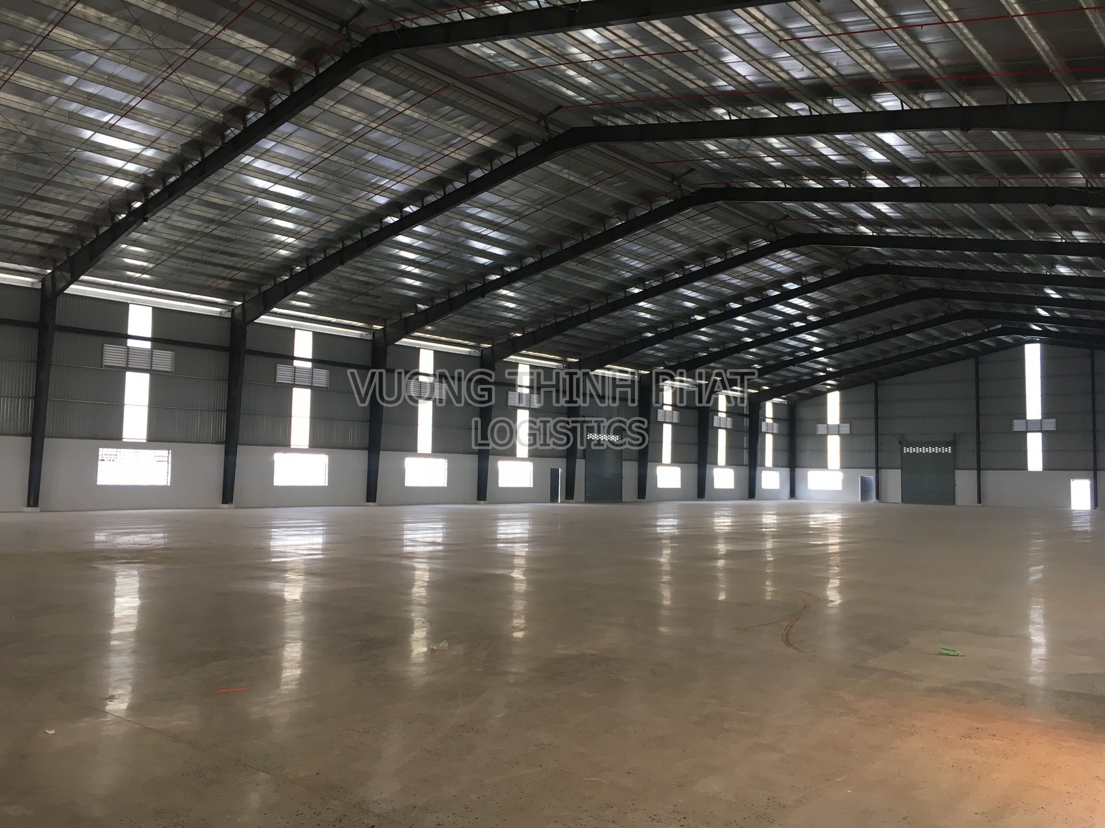 CHO THUÊ 5.700M2 NHÀ XƯỞNG, SHOWROOM, KHO CHỨA HÀNG, MẶT TIỀN QL 1A, GẦN HƯƠNG LỘ 2, THU PHÍ AN SƯƠNG, AN LẠC