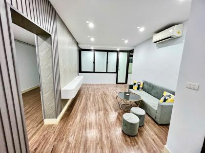 Bán căn hộ Tập thể phố 8/3, Hai Bà Trưng, 50m2, 2 ngủ, nhà đẹp ở luôn, gần phố