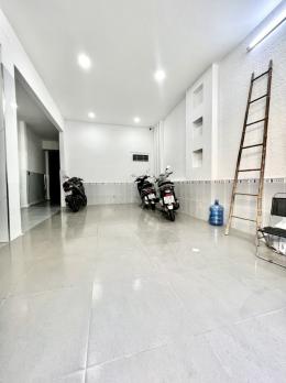 Bán nhà Quận 10 - ngay MT Bắc Hải - DT: 120m2 - 2 tầng - 8CHDV - Dòng tiền 50tr/th - Giá chào 10 tỷ.  Mô tả: - Ngang 5.1