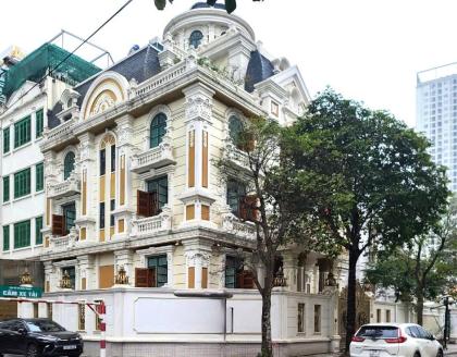 SIÊU BIỆT THỰ LÔ GÓC 3 MẶT THOÁNG – CẦU GIẤY – 236M² – MẶT TIỀN 20M – 4 TẦNG ĐẲNG CẤP – SÂN VƯỜN