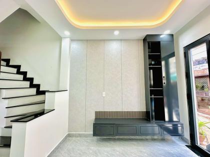 Bán nhà CMT8 Phường 07 Q.Tân Bình  Mô tả :  +Vị trí ngay uỷ ban phường 7, gần ngã 4 Bảy Hiền, BV Thống Nhất...