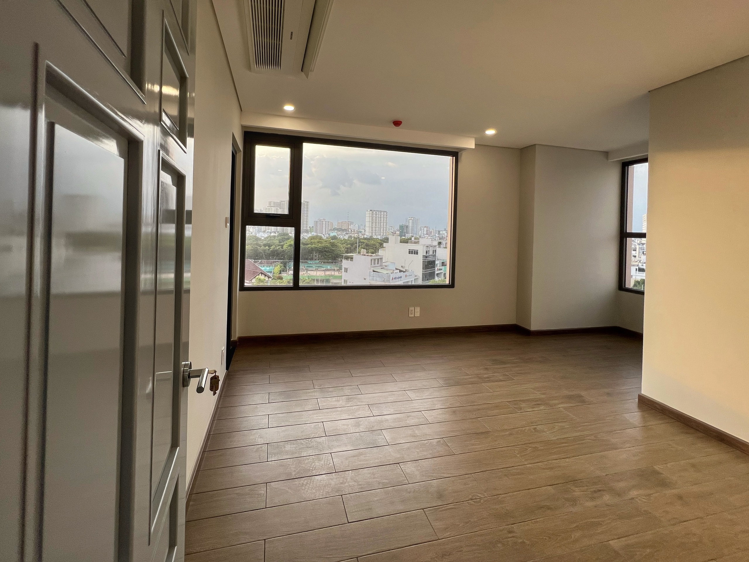 Cho thuê Căn hộ VĨNH HỘI, Phường 04, Quận 4 : -	Diện tích 66 m2, nội thất full đầy đủ cao cấp, mới bàn giao < 1 năm
