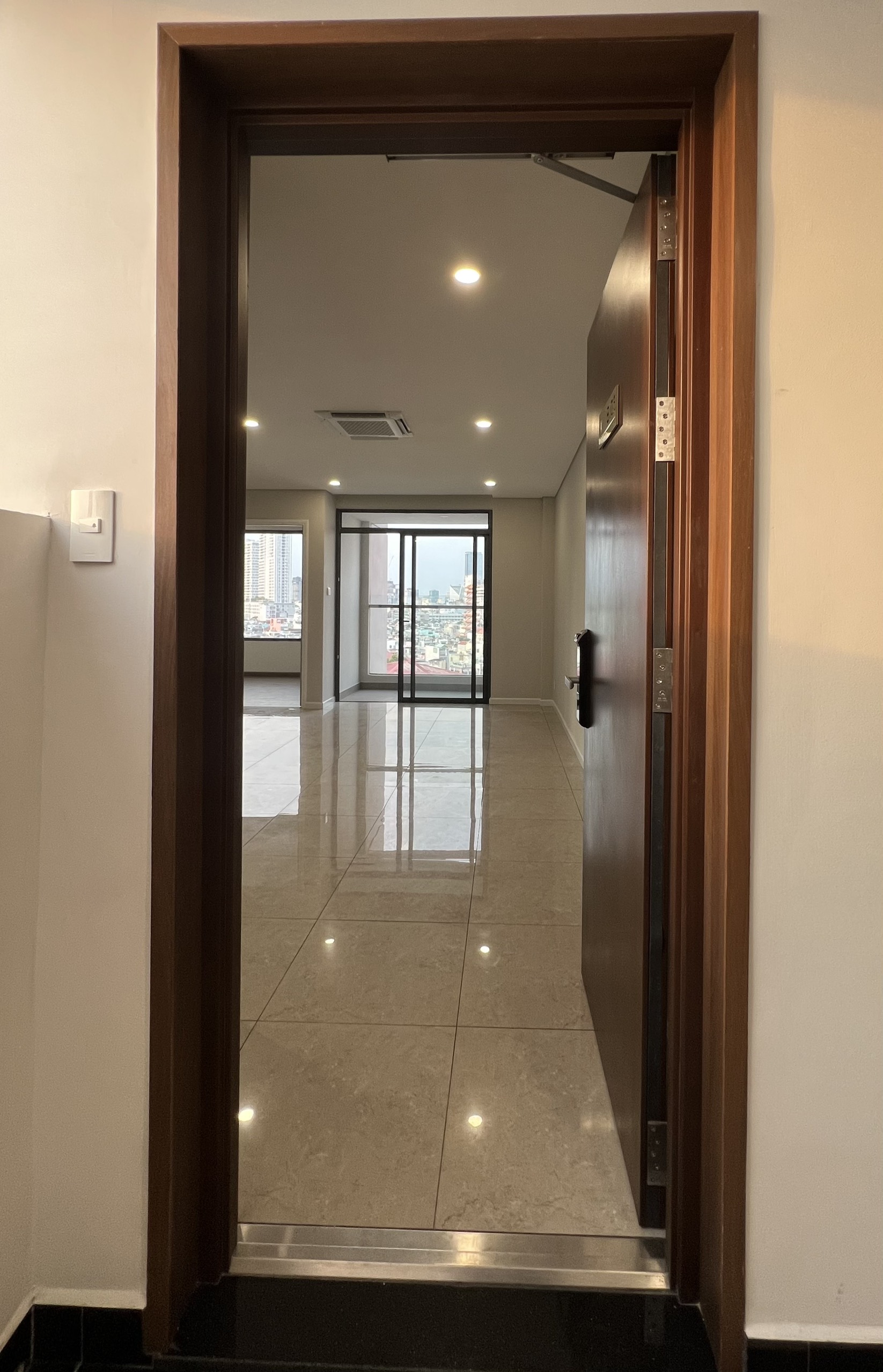 Cho thuê Căn hộ VĨNH HỘI, Phường 04, Quận 4 : -	Diện tích 66 m2, nội thất full đầy đủ cao cấp, mới bàn giao < 1 năm