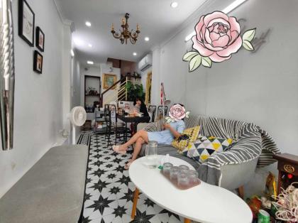 CHO THUÊ NHÀ MẶT PHỐ ĐƯỜNG QUÁN THÁNH, BA ĐÌNH, NHÀ ĐẸP, VỈA HÈ RỘNG, KINH DOANH TẤP NẬP