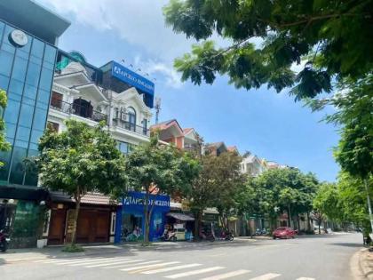 Tôi bán biệt thự KĐT Việt Hưng mặt phố Bùi Thiện Ngộ gần phố Lưu Khánh Đàm 250m2 chỉ 59.9 tỷ.