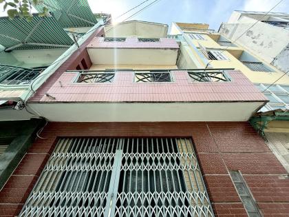 NHÀ BÁN • NGUYỄN VĂN CỪ GIÁP Q1 • HẺM XE HƠI 1 TRỤC • 55m2 • 4 Tầng • 9.7 TỶ.   • Vị trí: Nhà nằm trên đường