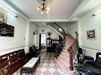 NHÀ BÁN • NGUYỄN VĂN CỪ GIÁP Q1 • HẺM XE HƠI 1 TRỤC • 55m2 • 4 Tầng • 9.7 TỶ.   • Vị trí: Nhà nằm trên đường