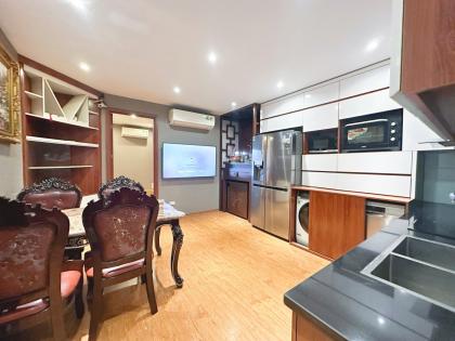 Bán căn hộ tập thể Giảng Võ, Ba Đình, nhà đẹp, thang máy, view hồ, gần mặt phố