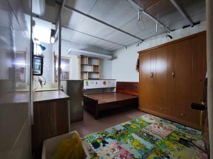 Cho thuê căn hộ tập thể phố Ngọc Hà, Ba Đình, 60m2 sẵn nội thất, ô tô đỗ cầu thang, gần phố