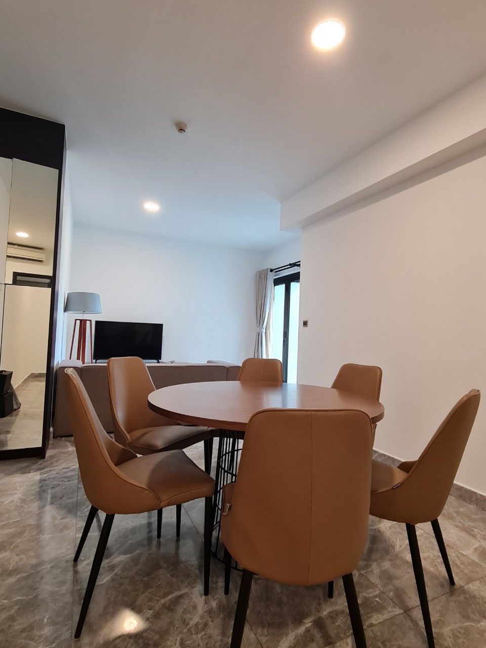 Cho thuê căn hộ D1 Mension, 608 Võ Văn Kiệt, P.Cầu Kho, Quận 1: -	Diện tích 95m2, 3PN, 2WC. Full nội thất. Giá thuê 27
