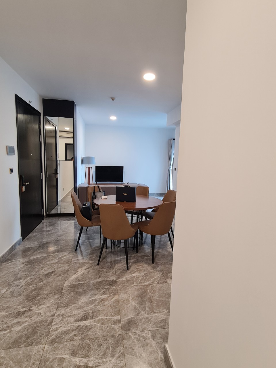 Cho thuê căn hộ D1 Mension, 608 Võ Văn Kiệt, P.Cầu Kho, Quận 1: -	Diện tích 95m2, 3PN, 2WC. Full nội thất. Giá thuê 27