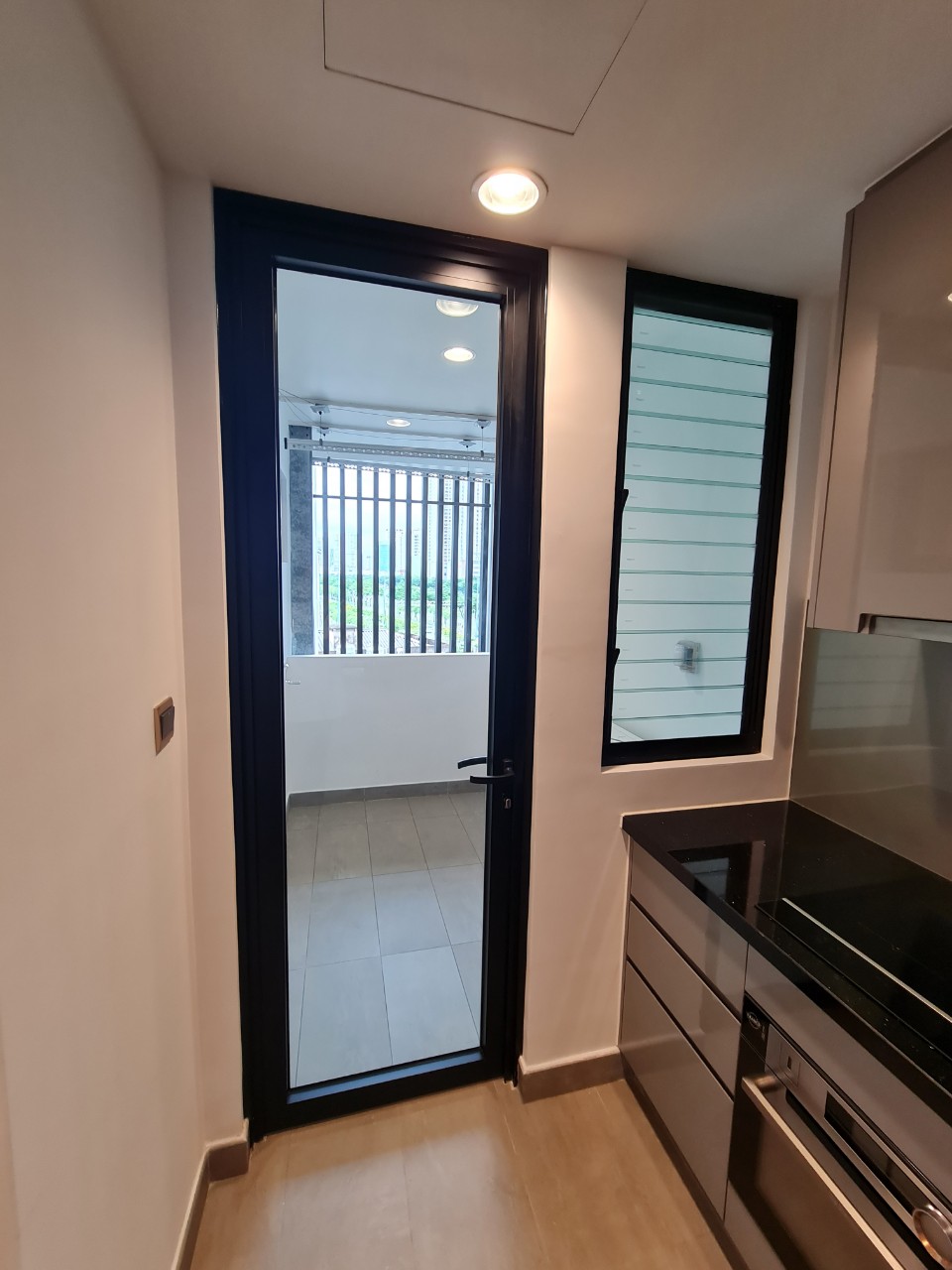 Cho thuê căn hộ D1 Mension, 608 Võ Văn Kiệt, P.Cầu Kho, Quận 1: -	Diện tích 95m2, 3PN, 2WC. Full nội thất. Giá thuê 27