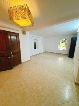 Bán căn hộ tập thể Hoàng Ngọc Phách, Đống Đa, 90m2, ô tô dừng đỗ chân cầu thang, gần phố