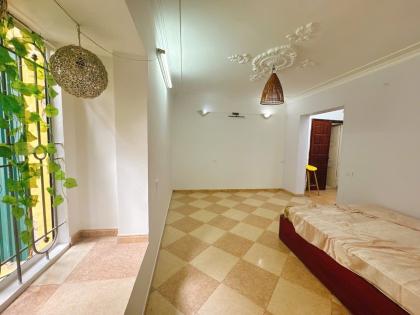 Bán căn hộ tập thể Hoàng Ngọc Phách, Đống Đa, 90m2, ô tô dừng đỗ chân cầu thang, gần phố