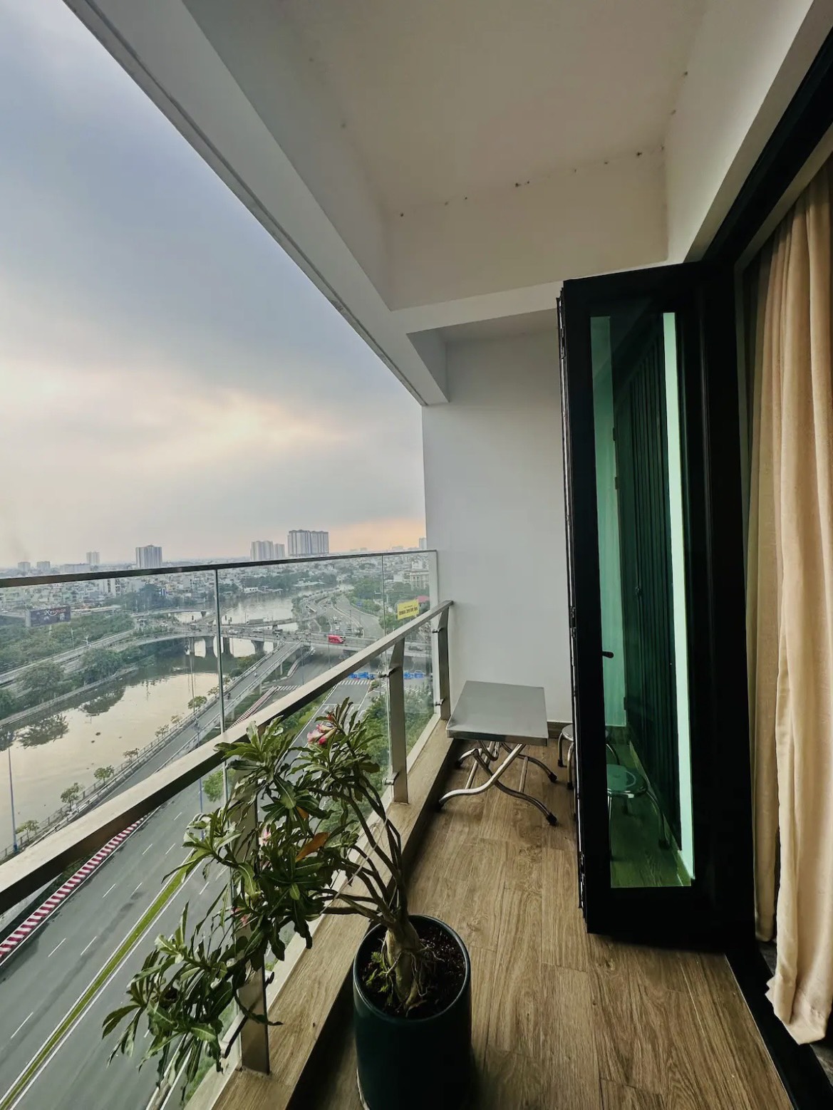 Cho thuê D1 Mension, 608 Võ Văn Kiệt, Phường Cầu Kho, Quận 1 :  - Căn 1 : 2PN, 2WC, full nội thất giá thuê 25 triệu/th