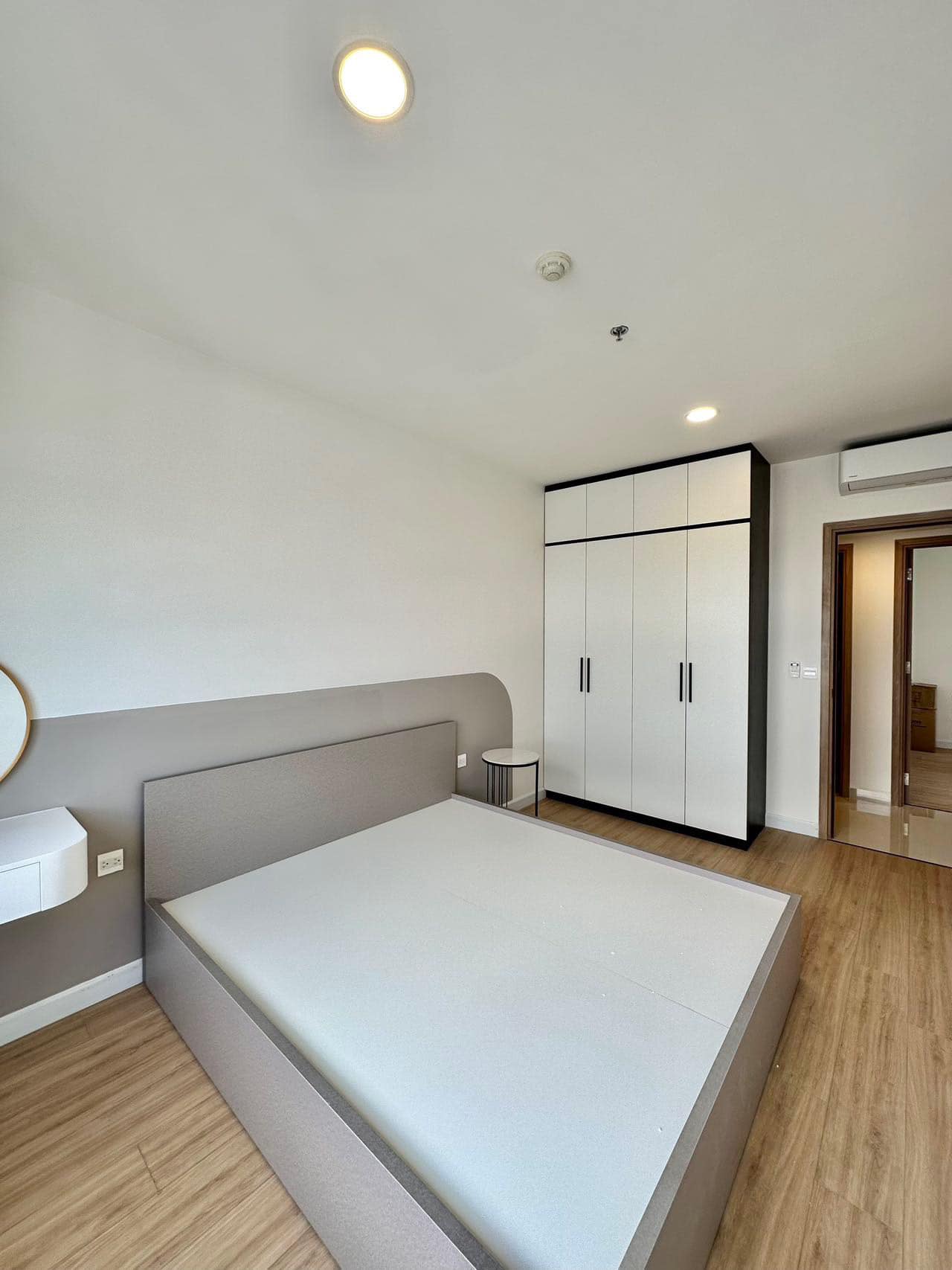 Cho thuê căn hộ Soho Resident, 100 Cô Giang, Phường Cô Giang, Quận 1 : -	Diện tích 86m2, 3PN, setup 2PN, phòng làm việc