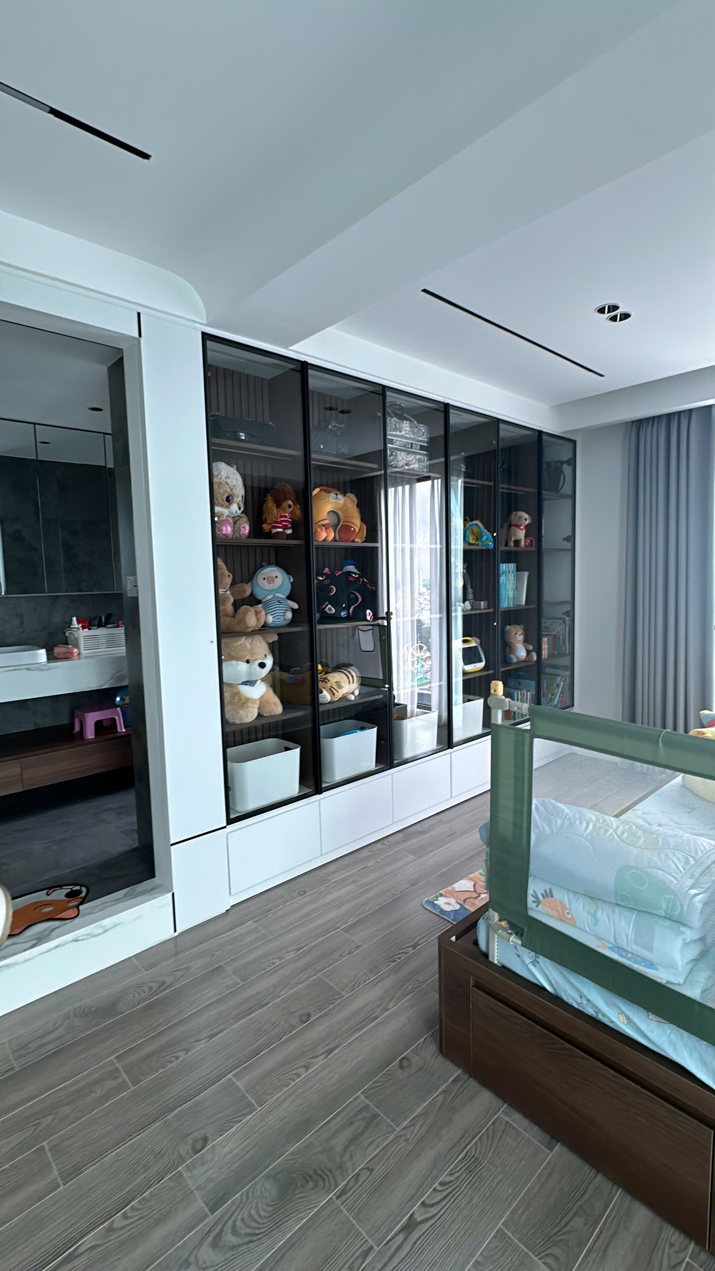 Bán nhanh D1 Mension view sông, view Bitexco tầng cao thoáng mát. - Diện tích: 178m² gồm 4 phòng ngủ, phòng khách