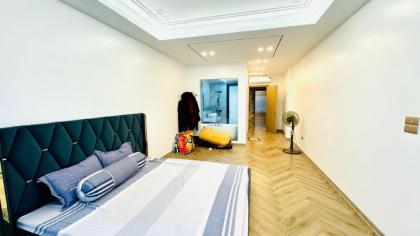 Nhà đẹp,ở ngay,gần phố ngõ thông ,oto vào nhà 7T thang máy,DT 45m,giá 16,8 tỷ  Lâm Hạ ,Long Biên