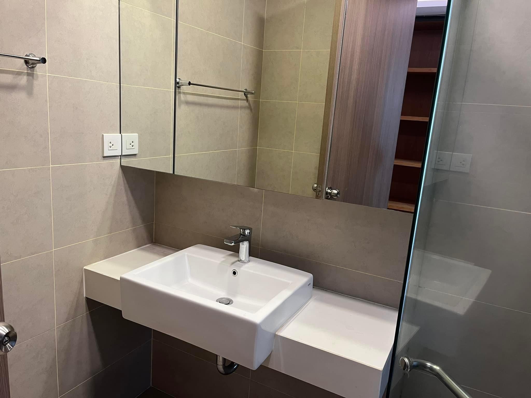 Cho thuê căn hộ Studio Icon56 Bến Vân Đồn, Phường 12, Quận 4 : -	Diện tích 44m2, có đầy đủ nội thất, tầng cao, view đẹp