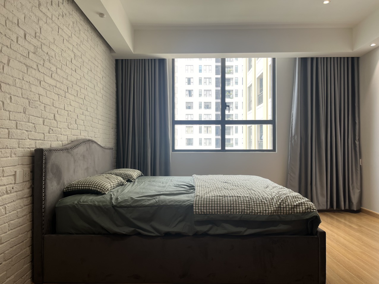 Cho thuê căn hộ Studio Icon56 Bến Vân Đồn, Phường 12, Quận 4 : -	Diện tích 44m2, có đầy đủ nội thất, tầng cao, view đẹp