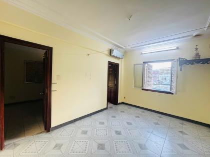 Bán căn hộ tập thể mặt phố Ngọc Khánh, Ba Đình, sổ đỏ lớn, ô tô 2 chiều tránh đỗ