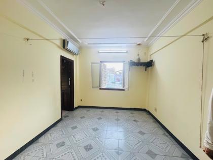 Bán căn hộ tập thể mặt phố Ngọc Khánh, Ba Đình, sổ đỏ lớn, ô tô 2 chiều tránh đỗ