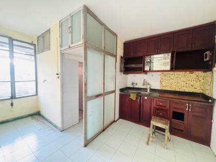 Bán căn hộ tập thể mặt phố Ngọc Khánh, Ba Đình, sổ đỏ lớn, ô tô 2 chiều tránh đỗ