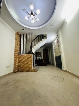 Bán nhà ngõ 23 Xuân La, diện tích 40m x 5 tầng, mặt tiền 4,3m, giá 6,3 tỷ