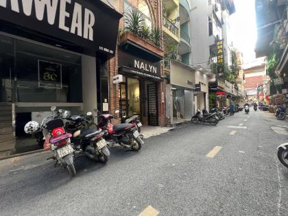 PHỐ THỜI TRANG-Mặt Phố Đông Các (Hoàng Cầu,Ô Chợ Dừa) 64/70m,8T Thang máy 38 Tỷ