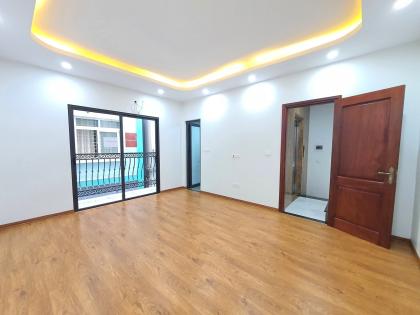 Bán nhà đường Yên Hòa, Cầu Giấy, 5 tầng thang máy mới, mặt tiền rộng, sổ đỏ vuông đẹp