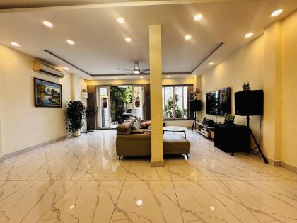 Giảm 4 tỷ, Bán gấp nhà Mặt tiền Bàu Cát 2 - Đồng Đen, 6.8x28m, 3 tầng - 7PN, 38 tỷ