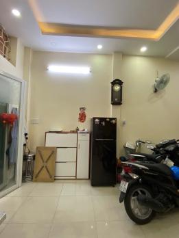 Hẻm Thông - DT(4M x 7,5M)3 Tầng Đúc Với 3PN,2WC - HOÀNG SA - Q3