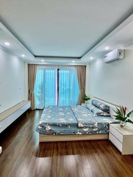 Bán nhà Nguyễn Văn Huyên, diện tích 45m x 7 tầng, mặt tiền 4m, giá 19.5 tỷ.