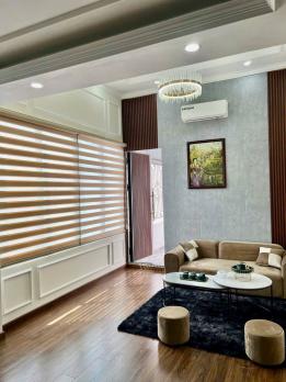 Bán nhà Nguyễn Văn Huyên, diện tích 45m x 7 tầng, mặt tiền 4m, giá 19.5 tỷ.