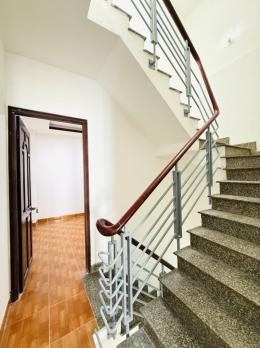 ???? BÁN NHÀ HẺM XE HƠI 6M - TRUNG TÂM Q.10 – 4x10M – 3 LẦU – 4PN –CHỈ 6,2 TỶ  ???? Vị trí đắc địa: 	•	Gần chợ Hòa Hưng