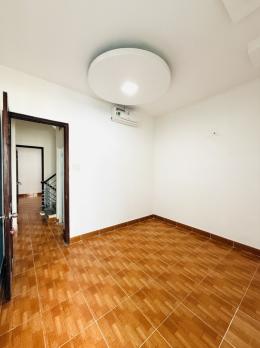 ???? BÁN NHÀ HẺM XE HƠI 6M - TRUNG TÂM Q.10 – 4x10M – 3 LẦU – 4PN –CHỈ 6,2 TỶ  ???? Vị trí đắc địa: 	•	Gần chợ Hòa Hưng