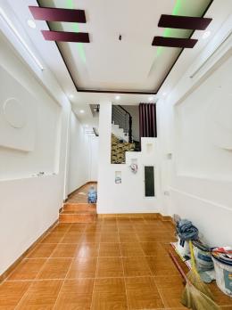 ???? BÁN NHÀ HẺM XE HƠI 6M - TRUNG TÂM Q.10 – 4x10M – 3 LẦU – 4PN –CHỈ 6,2 TỶ  ???? Vị trí đắc địa: 	•	Gần chợ Hòa Hưng