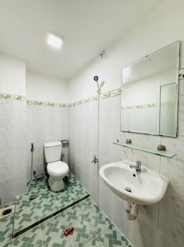 ???? BÁN NHÀ HẺM XE HƠI 6M - TRUNG TÂM Q.10 – 4x10M – 3 LẦU – 4PN –CHỈ 6,2 TỶ  ???? Vị trí đắc địa: 	•	Gần chợ Hòa Hưng