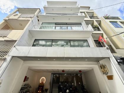 TOÀ NHÀ VĂN PHÒNG - PHỐ THỜI TRANG HUỲNH VĂN BÁNH P13 PHÚ NHUẬN - 103m2 (7m x 15m) 21.5TY