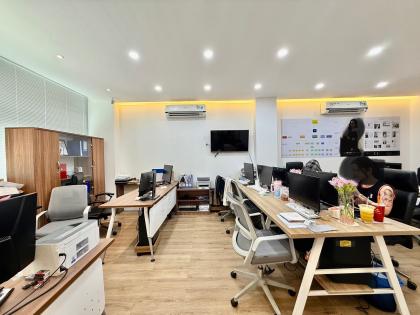 TOÀ NHÀ VĂN PHÒNG - PHỐ THỜI TRANG HUỲNH VĂN BÁNH P13 PHÚ NHUẬN - 103m2 (7m x 15m) 21.5TY