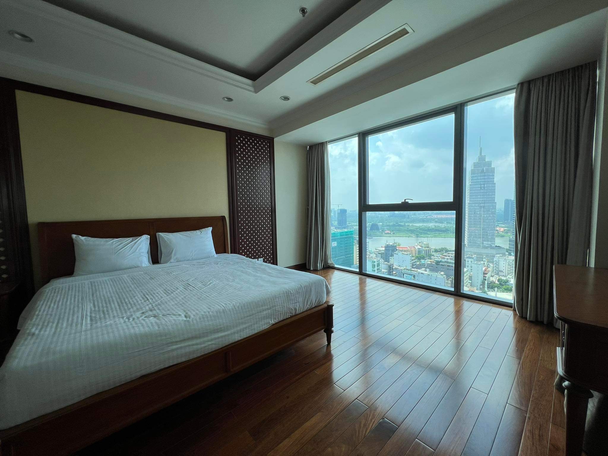 CHO THUÊ căn hộ Vincom Center - Đường đồng khởi, P.Bến Nghé, Quận 1 : -	Diện tích 160m2, 3 phòng ngủ, 2 vệ sinh