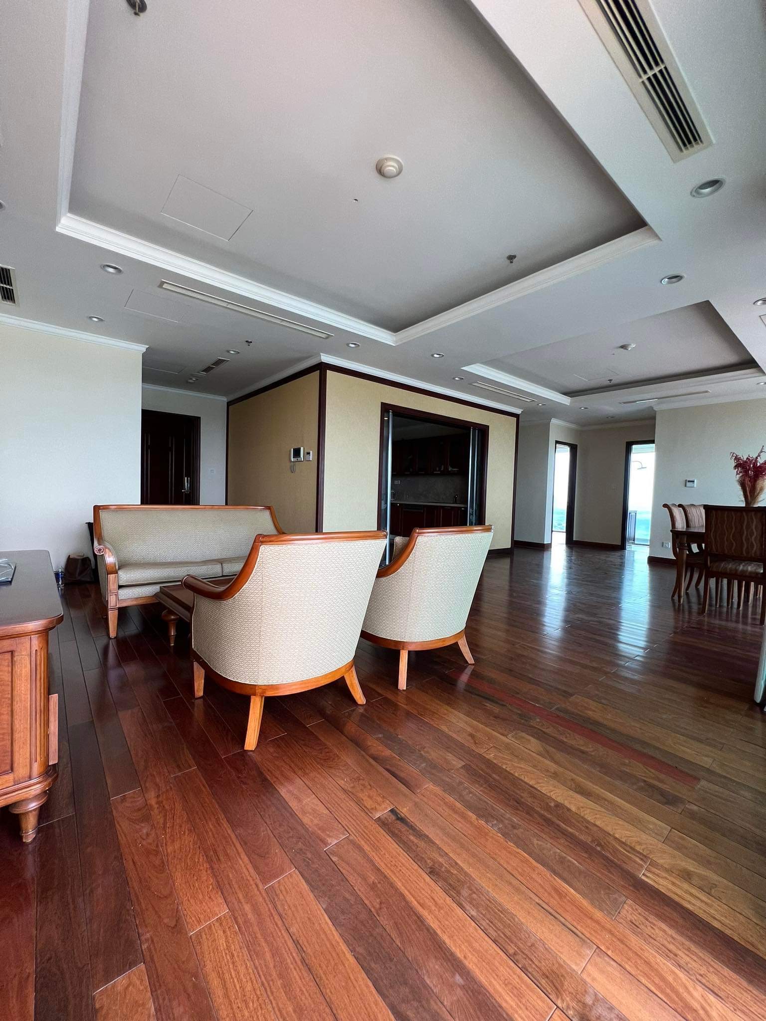 CHO THUÊ căn hộ Vincom Center - Đường đồng khởi, P.Bến Nghé, Quận 1 : -	Diện tích 160m2, 3 phòng ngủ, 2 vệ sinh