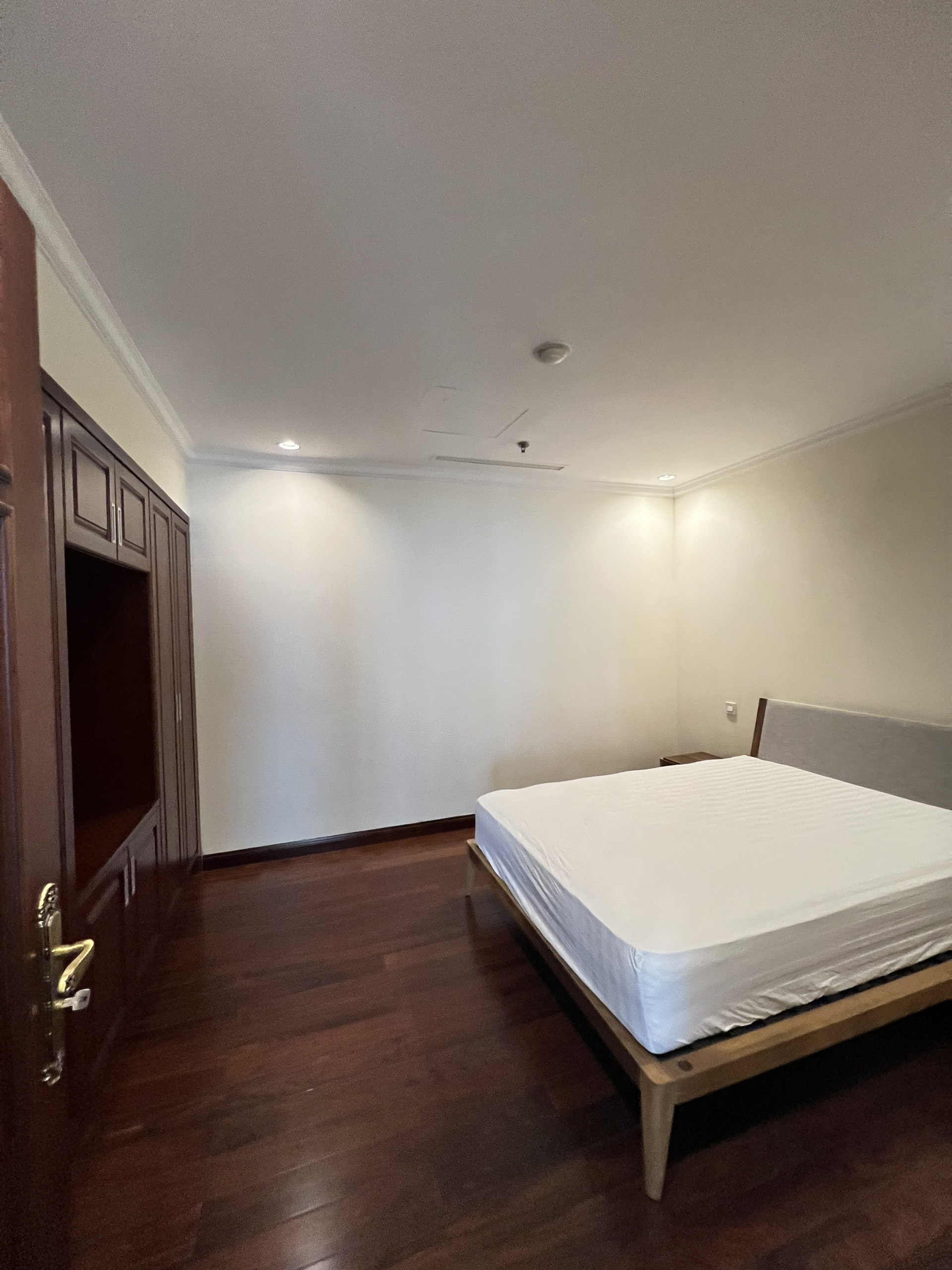 CHO THUÊ căn hộ Vincom Center - Đường đồng khởi, P.Bến Nghé, Quận 1 : -	Diện tích 160m2, 3 phòng ngủ, 2 vệ sinh