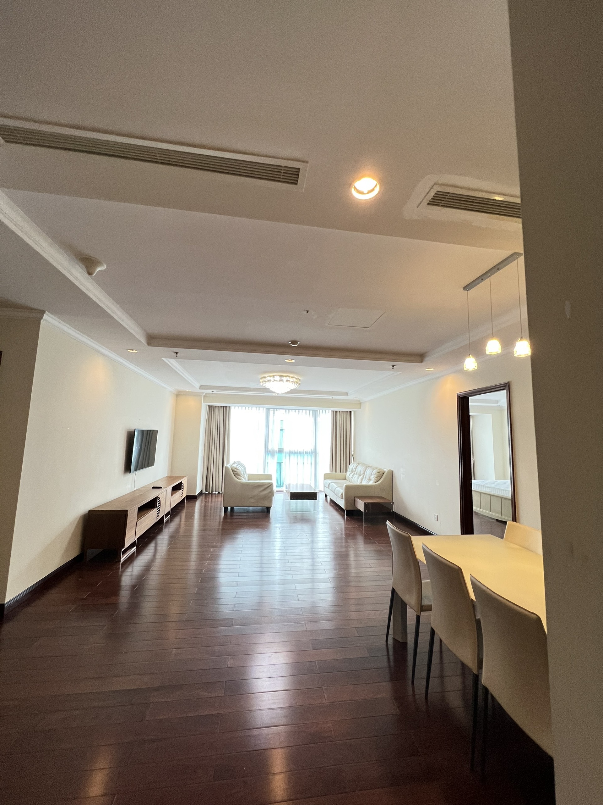 CHO THUÊ căn hộ Vincom Center - Đường đồng khởi, P.Bến Nghé, Quận 1 : -	Diện tích 160m2, 3 phòng ngủ, 2 vệ sinh