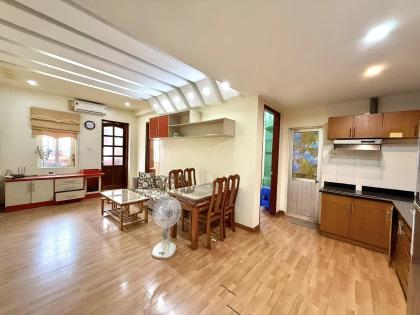 Bán gấp căn hộ chung cư Khu đô thị Định Công, Hoàng Mai, 56m2, 2 ngủ, nhà đẹp ở luôn