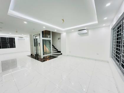 Ô tô Phân lô Thang máy Hoàng Quốc Việt 60m 6T, MT 5m, nhỉnh 25 tỷ