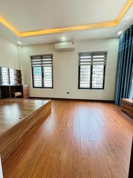 Bán nhà Nguyễn Sơn Long Biên, nhỉnh 8 tỷ, 5 tầng, lô góc, vài bước ra đường ô tô tránh