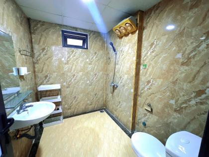 Bán nhà ngõ 218 Lạc Long Quân, diện tích 30m2 x 5 tầng,mặt tiền 6m, giá 7.6 tỷ.